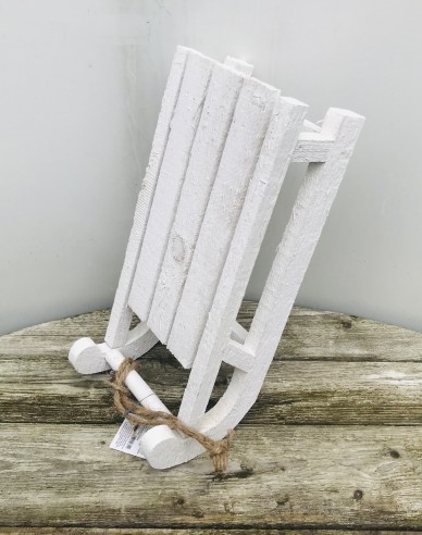 Dekorativer weißer Holzschlitten