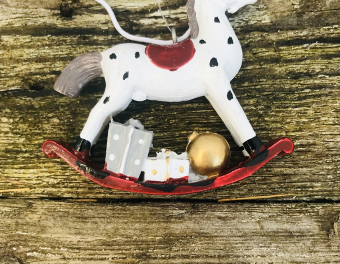 Dekoratives Steckenpferd zum Aufhängen mit Geschenken