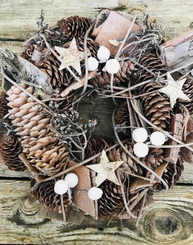 Dekorativer Kranz mit Tannenzapfen 25cm