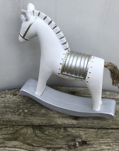 Dekoratives Schaukelpferd mit goldenem Sattel